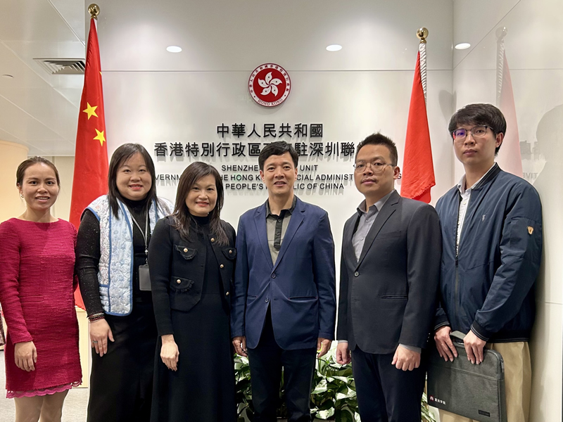 黎瑞琼主任（左三）与到访的中央政府驻港联络办深圳联络部副主任苏武源（右三）一行合影留念。