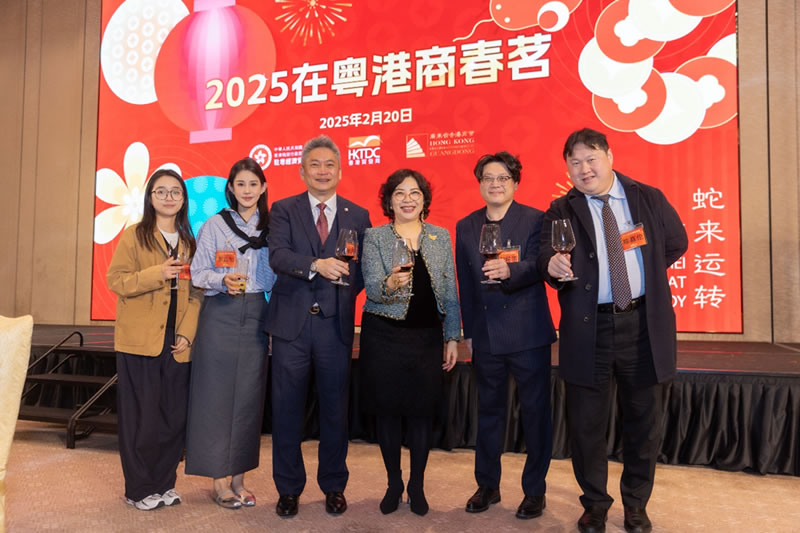 蘇紫賢副主任（右三）、曾沛源會長（左三）與青年合照