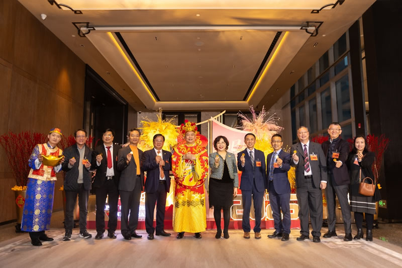 蘇紫賢副主任（右六）和曾沛源會長扮演的財神與嘉賓合影