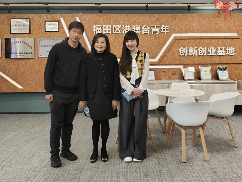 駐深圳聯絡處主任黎瑞琼（中）與基地負責人（右）及創業港青代表合影