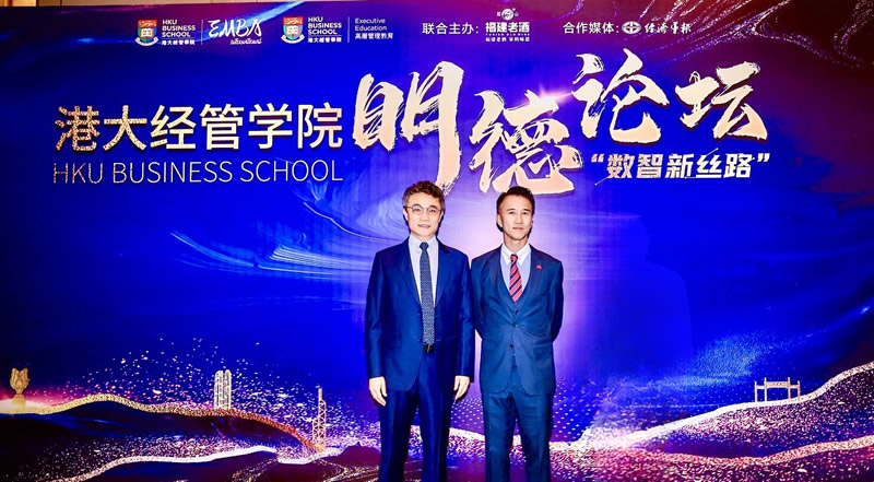 駐福建聯絡處主任鄭震生(右)與香港大學經管學院副院長（高層管理教育）、潘燊昌基金數據科學與創新教授、商業分析與創新講座教授沈海鵬(左)合照