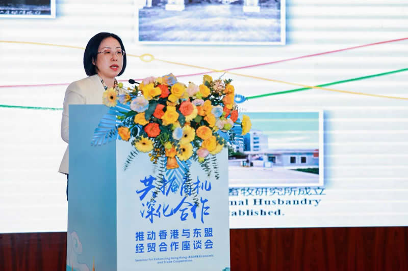 廣西農業職業技術大學校長李向紅女士就“攜手並肩育英才，共築農業新未來 – 廣西農業職業技術大學與泰國教育和農業技術合作交流與探索” 作專題分享。