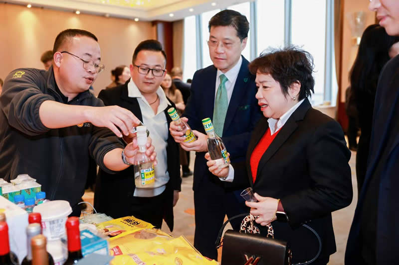 王主任及泰王國駐南寧總領事彬嘉瑪·塔維她雅濃女士參觀商品展示區_1