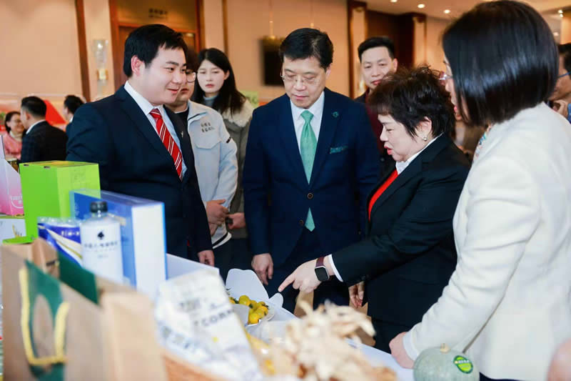 王主任及泰王國駐南寧總領事彬嘉瑪·塔維她雅濃女士參觀商品展示區_2