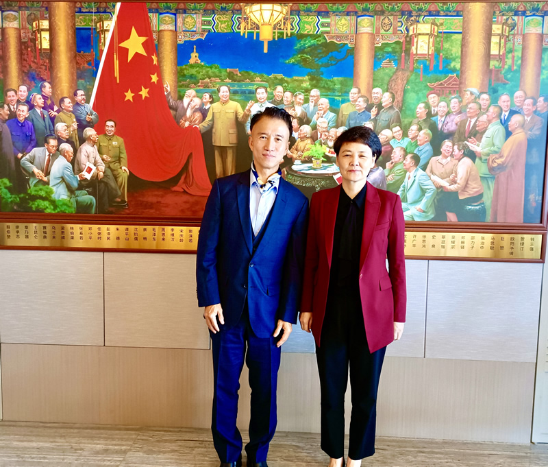 郑震生(左)与中共厦门市委常委、统战部部长王雪敏(右)合照