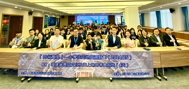 郑震生 (第一排右5)与师生们大合照