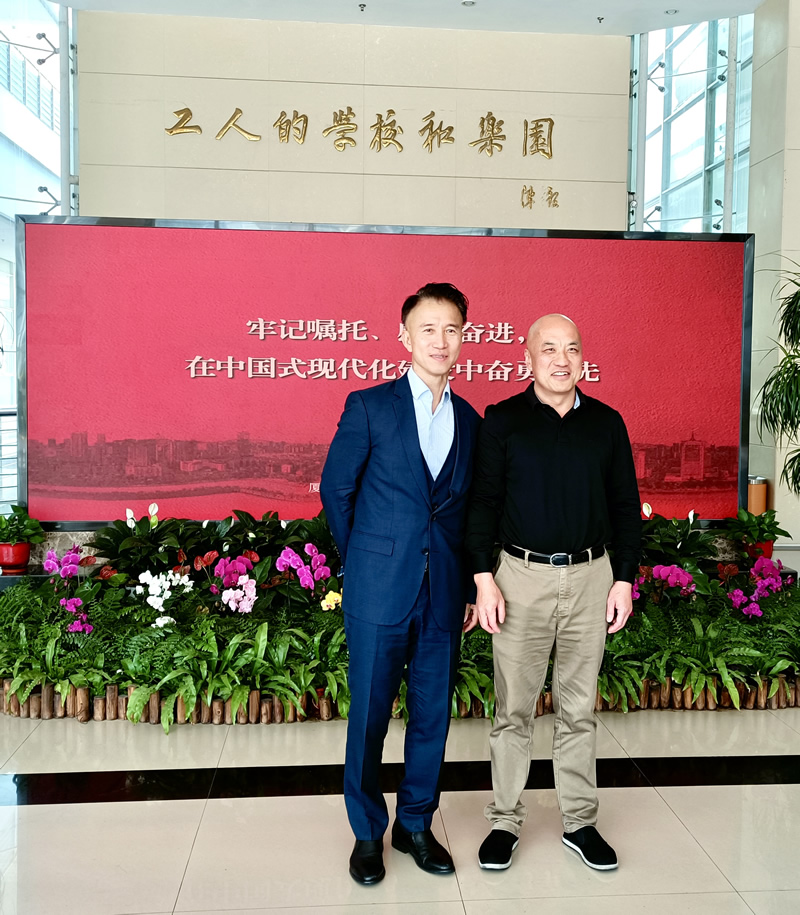 郑震生(左)与厦门市总工会副主席刘义平(右)合照