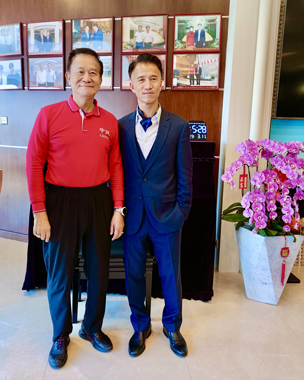 郑震生(右)与集团董事长曾琦博士(左)会面交流