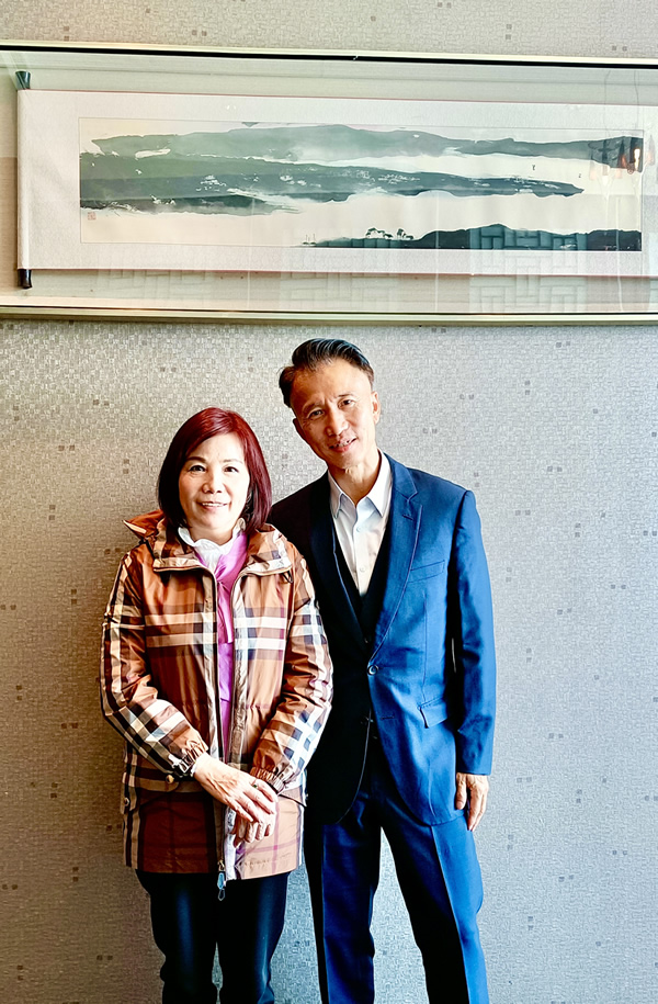 郑震生(右)与香港厦门联谊会副理事长李金莲(左)合照