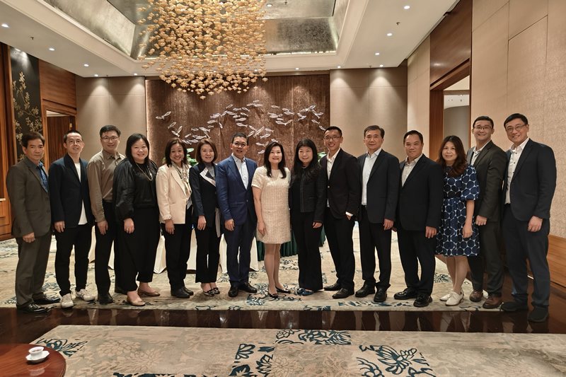 驻深圳联络处主任黎瑞琼（中）、深圳市政协港澳台侨和外事委员会主任庄睿宁（右七）与政协委员代表合影