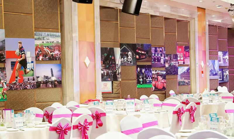 聚會場地布置、菜單安排充滿香港元素。2