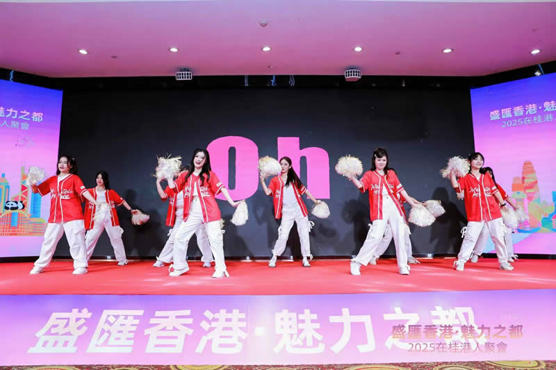 在廣西的港資金融企業—中銀香港東南亞業務營運中心派出舞蹈團積極參與表演勁舞助慶。