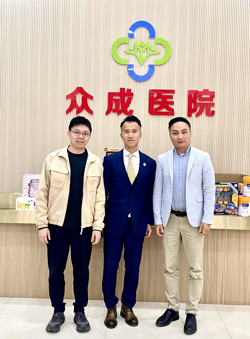 鄭震生(中)與醫院總經理鄭益棟(右)會面交流