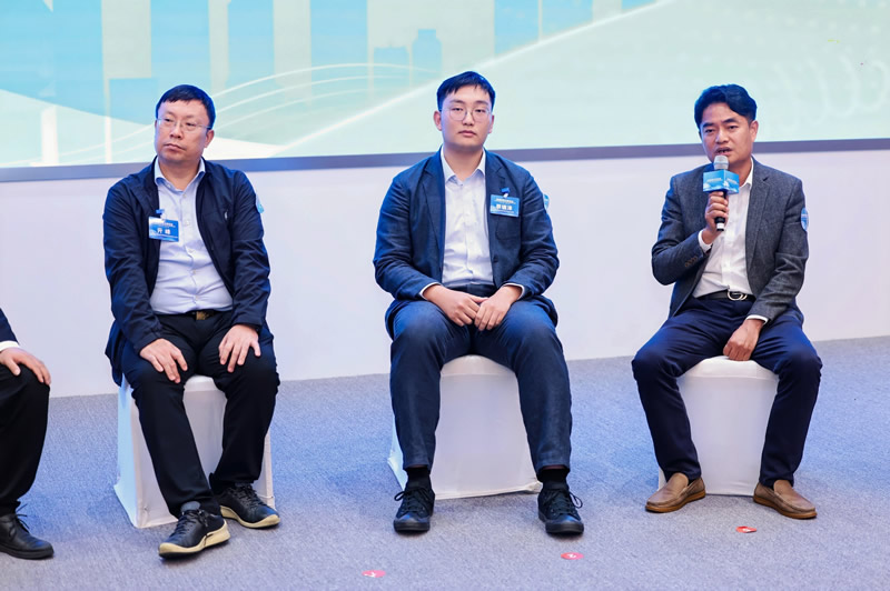 嘉賓在圓桌論壇環節熱烈討論,參加者亦踴躍發問。12 嘉賓在圓桌論壇環節熱烈討論,參加者亦踴躍發問。12