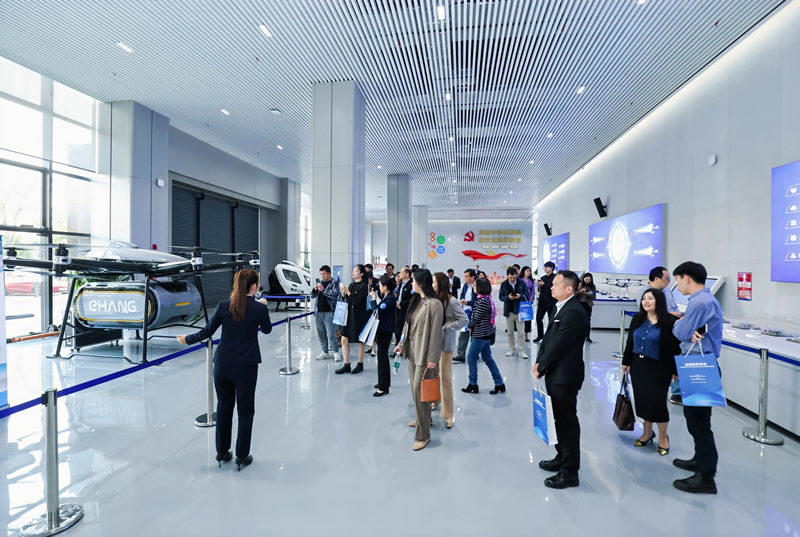 參加者參觀服務中心展間及聽導賞員講解 參加者參觀服務中心展間及聽導賞員講解