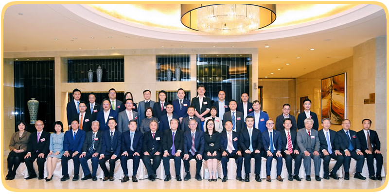 蘇惠思（前排右九）與惠州市政協主席溫勇瑜（前排中）、廣東省商務廳原副廳長吳軍（前排左九）、惠州市外商投資企業協會會長吳惠城（前排右八）等嘉賓合影