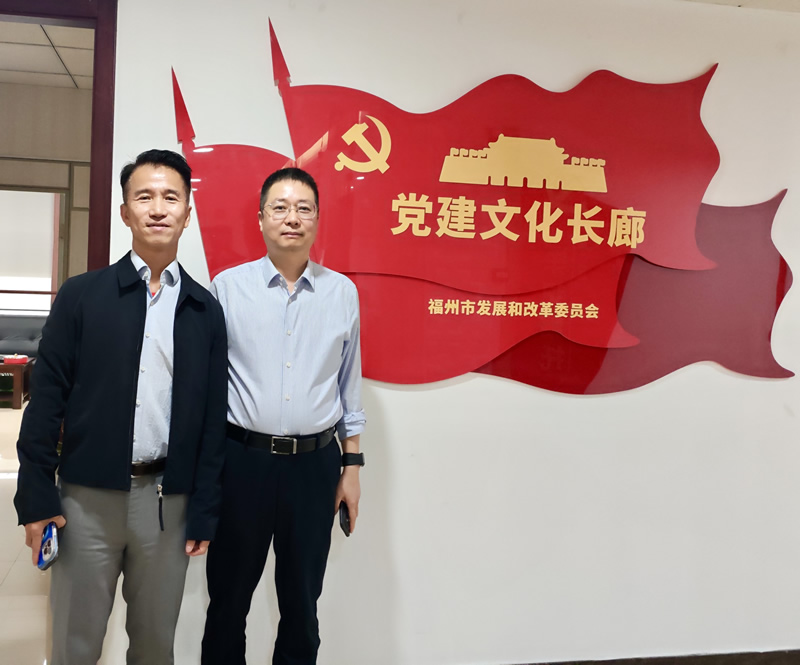 駐福建聯絡處主任鄭震生 (左)與福州市發改委黨組書記、主任鄭浩 (右)合照