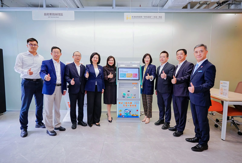 黎瑞琼主任(左5)與嘉賓在前海青年發展中心參觀跨境政務服務中心1 黎瑞琼主任(左5)與嘉賓在前海青年發展中心參觀跨境政務服務中心1