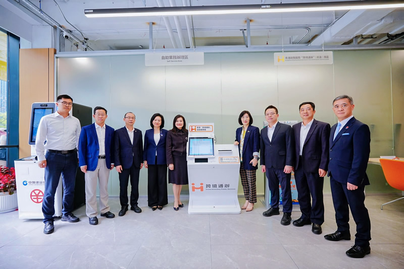 黎瑞琼主任（左5）與嘉賓在前海青年發展中心參觀跨境政務服務中心2