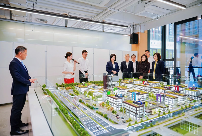 工作人員向嘉賓介紹前海青年夢工場二期