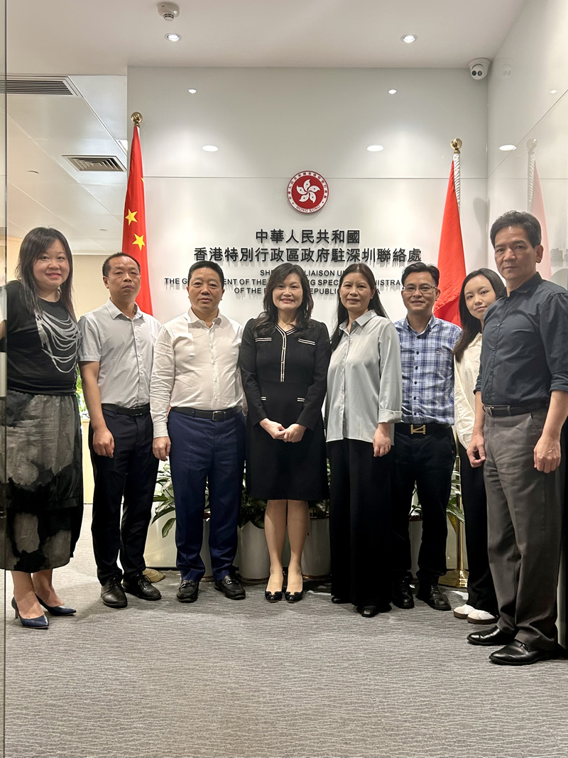 黎瑞琼主任（左四）與趙飛處長（左三）一行合影