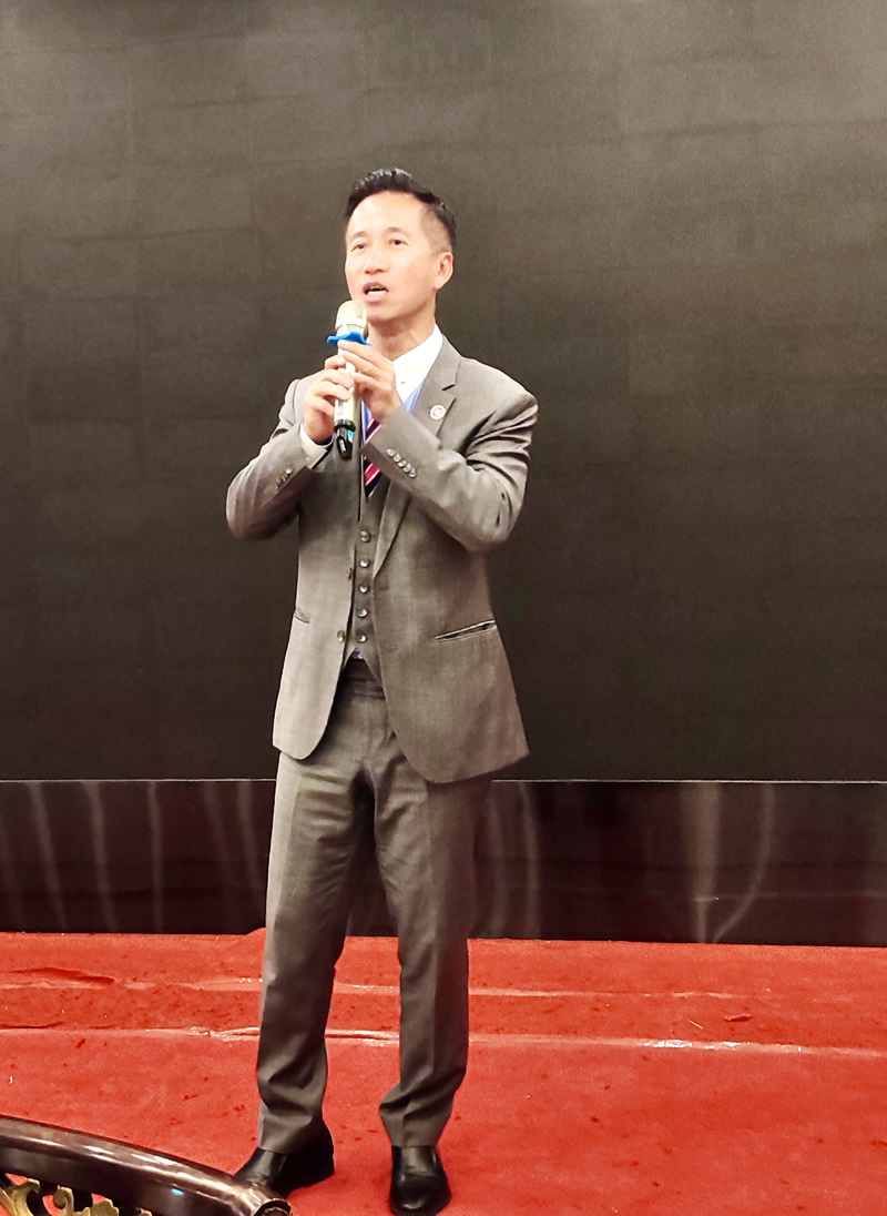 駐福建聯絡處鄭震生主任向師生們介紹駐粵辦及駐福建聯絡處的職能及工作