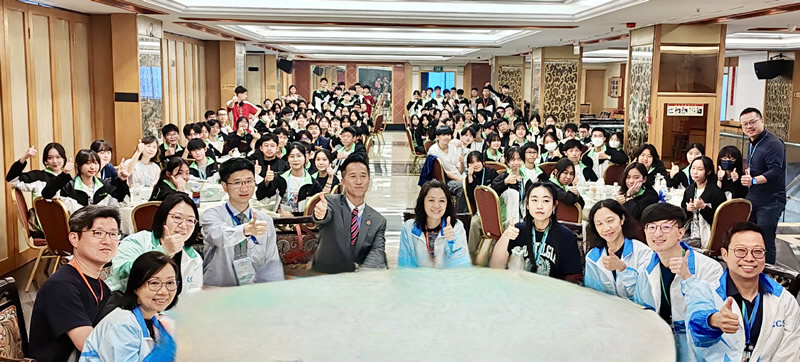 駐福建聯絡處主任鄭震生 (左5)與師生們大合照