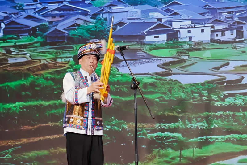 晚宴期间安排了广西少数民族民樂表演,展示广西独特文化面貌,让在座嘉宾特别是香港青年对广西丰富多彩的传统民族文化有更深体会。 晚宴期间安排了广西少数民族民樂表演,展示广西独特文化面貌,让在座嘉宾特别是香港青年对广西丰富多彩的传统民族文化有更深体会。