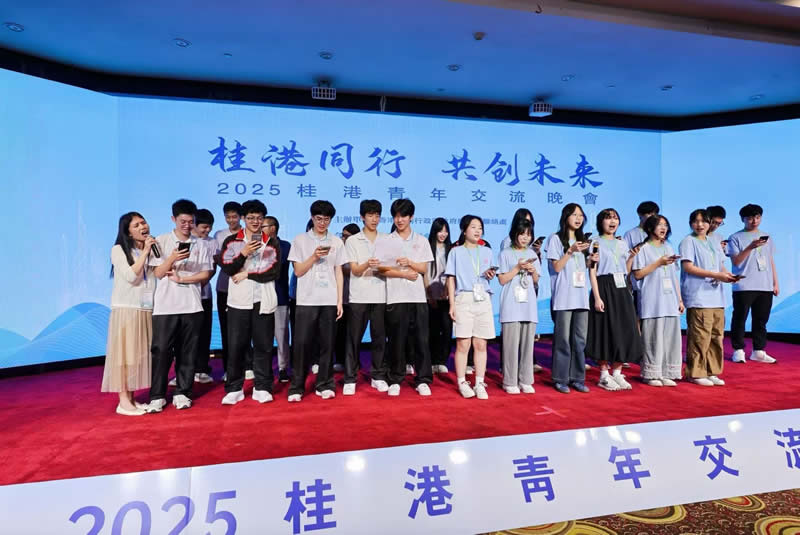 香港青年内地交流团代表上台大合唱,台下嘉宾亮灯互动,热情支持。 香港青年内地交流团代表上台大合唱,台下嘉宾亮灯互动,热情支持。