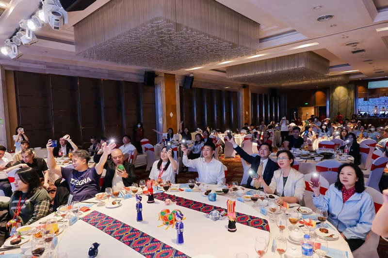 香港青年内地交流团代表上台大合唱，台下嘉宾亮灯互动，热情支持。_2