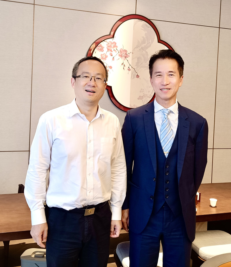 郑震生(右)与福安市常务副市长黄凌(左)会面交流