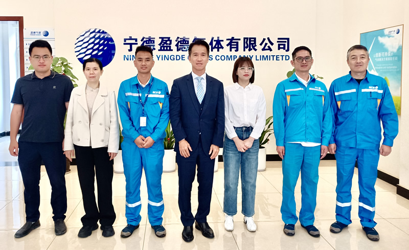 郑震生(中)一行人与该公司工厂经理王武兵 (左3)合照