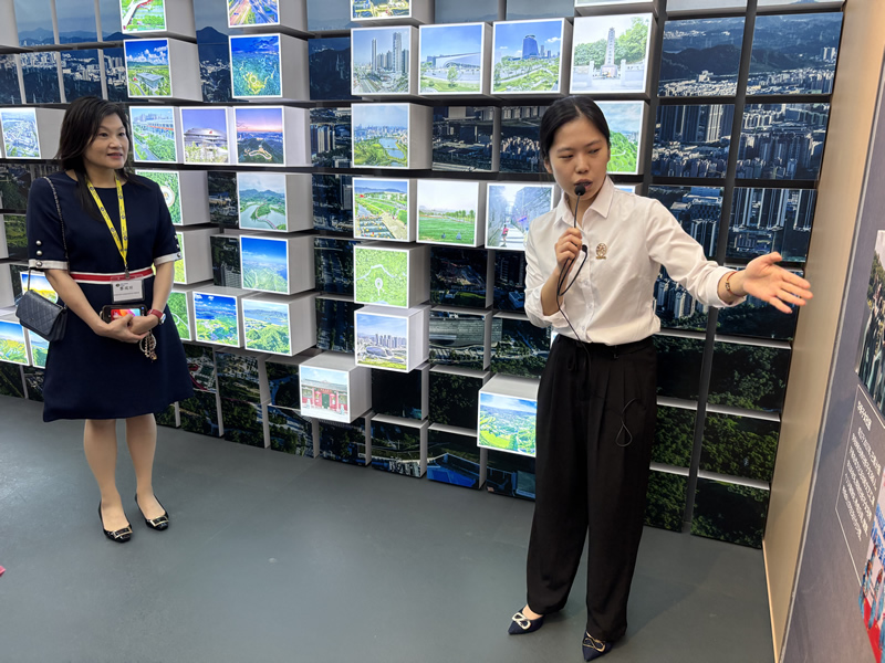 光明僑院講解員向考察團一行講解光明區歷史和文化發展歷程，亦詳細介紹各展品、圖片、文字等內容1