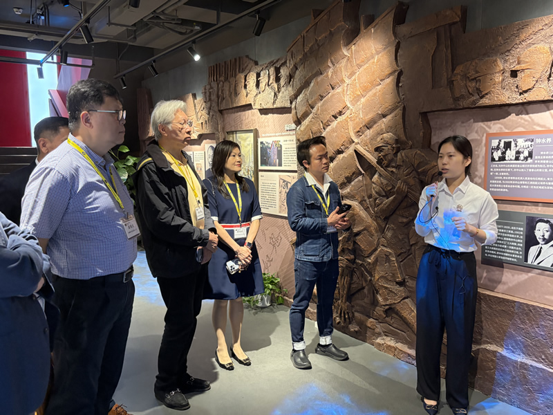 光明僑院講解員向考察團一行講解光明區歷史和文化發展歷程，亦詳細介紹各展品、圖片、文字等內容2