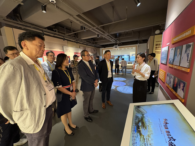 光明僑院講解員向考察團一行講解光明區歷史和文化發展歷程，亦詳細介紹各展品、圖片、文字等內容3