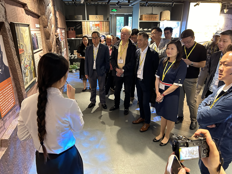 光明僑院講解員向考察團一行講解光明區歷史和文化發展歷程，亦詳細介紹各展品、圖片、文字等內容4