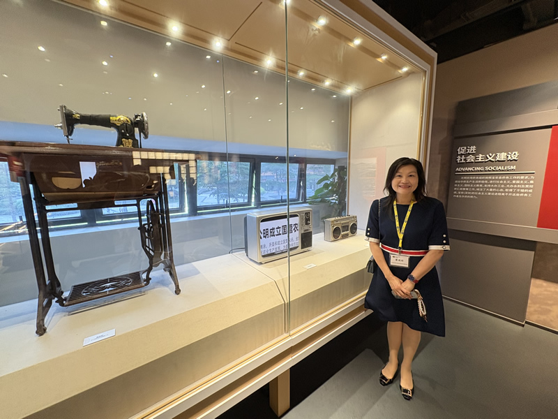 黎瑞琼主任與其中一些具歷史價值的展品合影