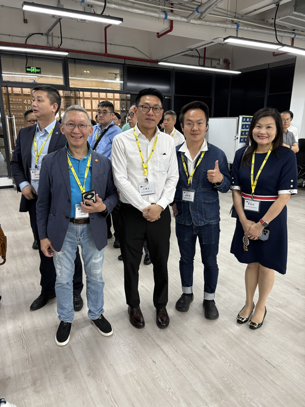 黎瑞琼主任（右一）、工業總會副主席/珠三⻆工業協會主席王博文（左二）和考察團成員在智能物流解決方案提供商場內合影