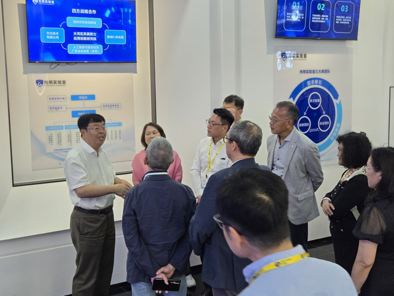 人工智能與數字經濟廣東省實驗室（深圳）協理副主任、大灣區升騰算力應用創新研究院院長黃哲學教授（左一）向考察團介紹實驗室的最新發展
