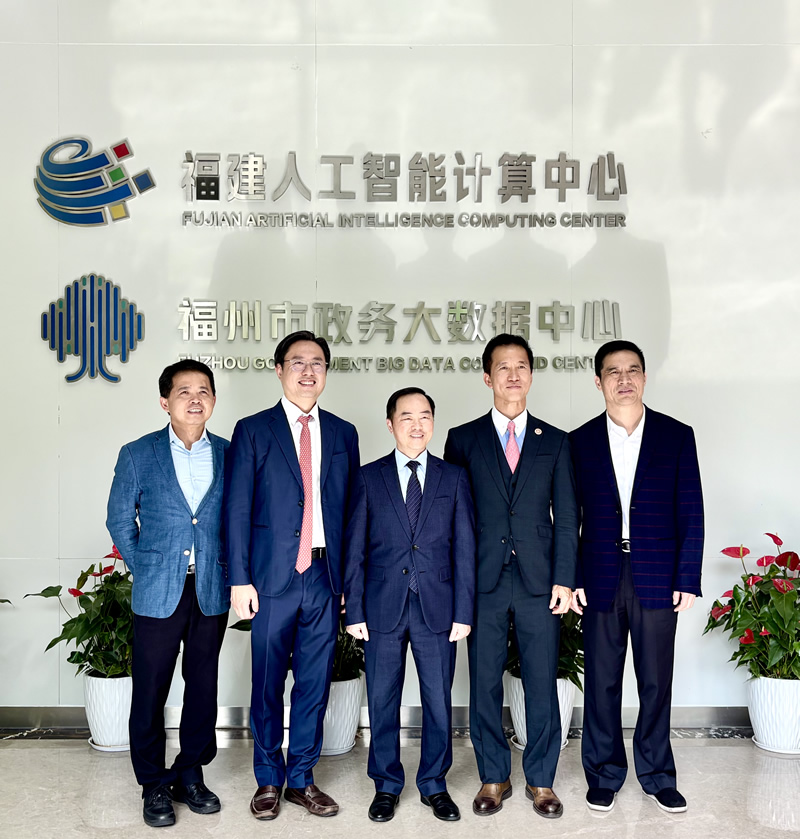 駐福建聯絡處主任鄭震生(右2)及數字政策專員黃志光(中)與福建人工智能計算中心負責人大合照