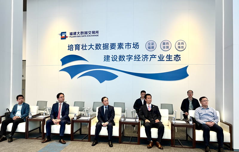 駐福建聯絡處主任鄭震生(左2)及數字政策專員黃志光(中)與福建大數據交易所負責人大合照