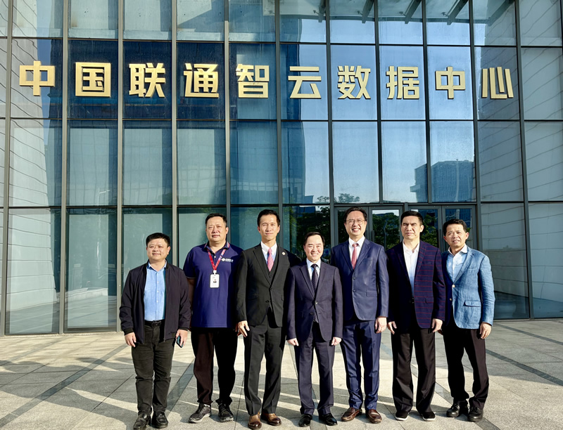 駐福建聯絡處主任鄭震生(左3)及數字政策專員黃志光(中)與「智·雲數據中心」負責人合照