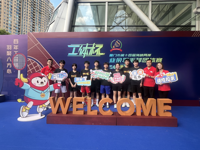 驻福建联络处副主任翁志强(右2)与出席活动的在闽港生大合照。