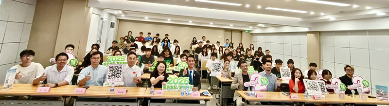 驻福建联络处主任郑震生(第一排左6)与出席活动的逾120位华侨大学在闽港生合照，呼吁他们把握时机在6月2日前完成香港特别行政区选民登记及资料更新。