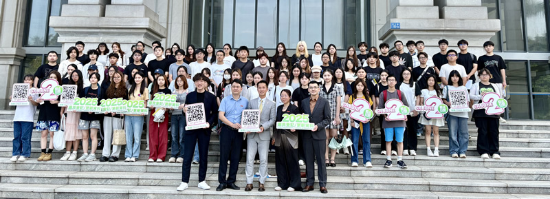 驻福建联络处主任郑震生(第一排中)与出席活动的逾100位集美大学在闽港生合照，呼吁他们把握时机在6月2日前完成香港特别行政区选民登记及资料更新。