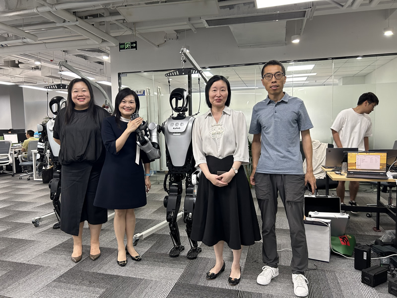 苏惠思主任（右二）一行与人形机器人公司代表（右一）合影