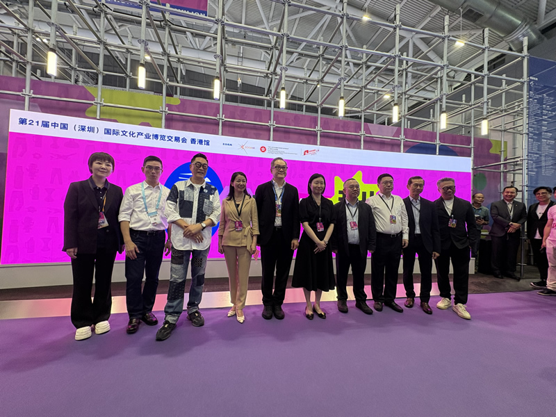 苏惠思主任(右五)和深圳市人民政府港澳事务办公室李丽蓉副主任(左四)出席香港馆开幕式