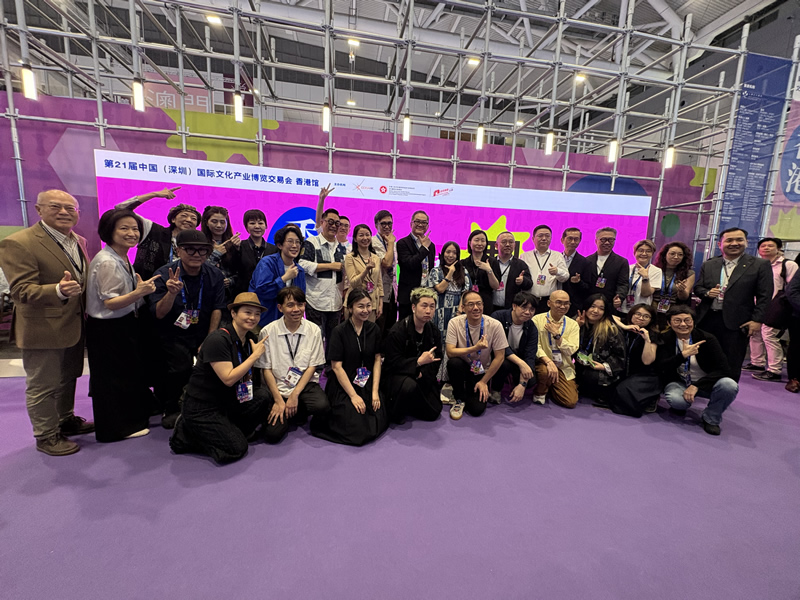 苏惠思主任与各主礼嘉宾合影及活动交流1 苏惠思主任与各主礼嘉宾合影及活动交流1