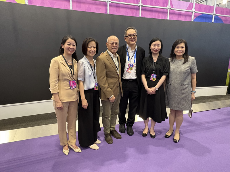 苏惠思主任与各主礼嘉宾合影及活动交流2 苏惠思主任与各主礼嘉宾合影及活动交流2