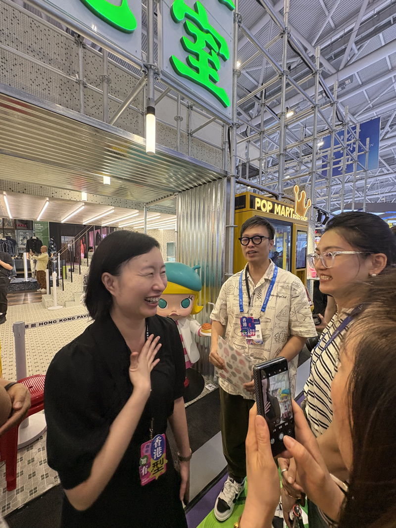 苏惠思主任与各主礼嘉宾合影及活动交流3